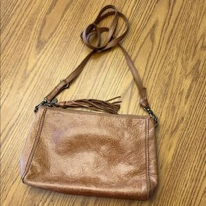 THE SAK BROWN SMALL TOOLED FLORAL LEATHER CROSSBODY BAG PURSE